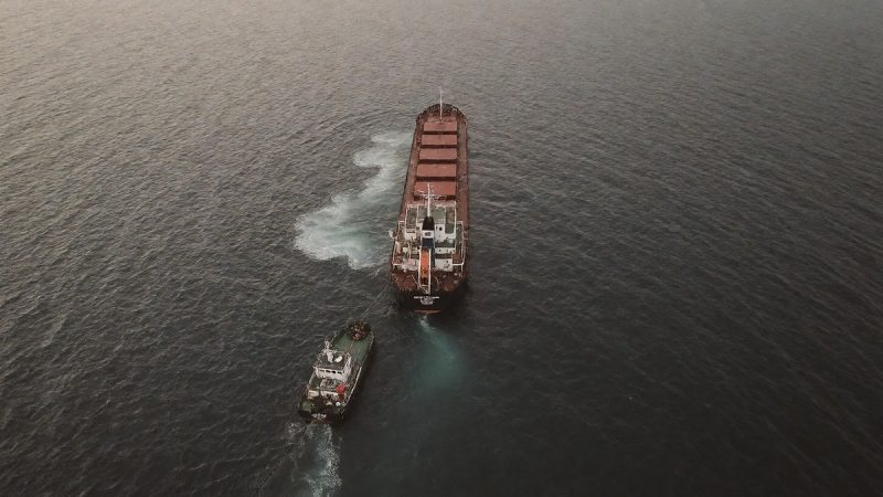 Корабът Челси-3 е поразен от дронове и е в процес на спасяване